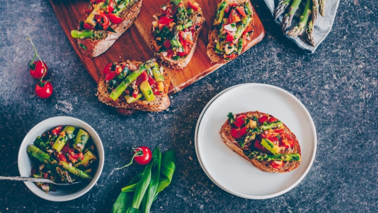 Bruschetta aux asperges et à l'ail aux ours