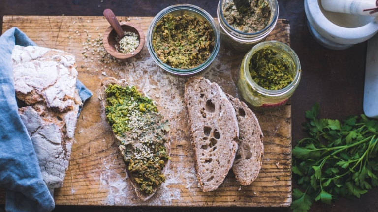 Houmous aux petit-pois et aux herbes fraîches