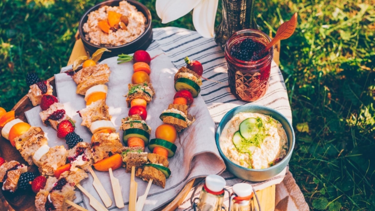 Brochettes de pain au fromage frais et aux légumes