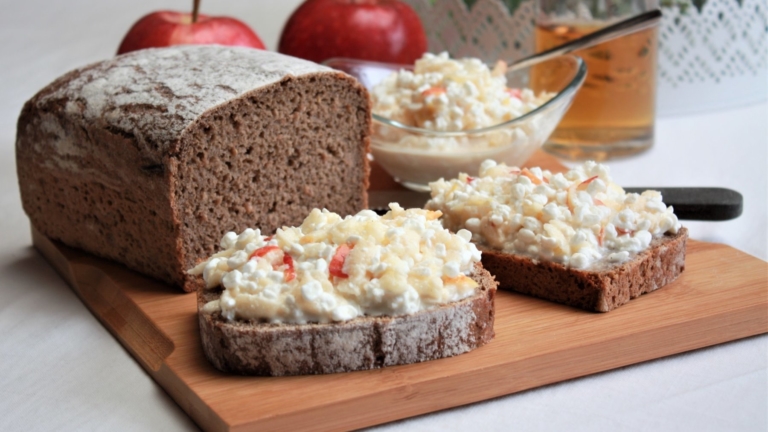 Sandwich aux pommes et au cottage cheese