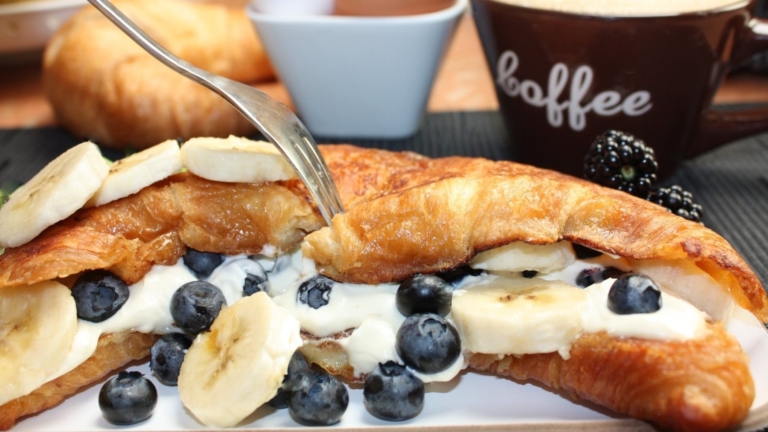 Croissant version pain perdu, au mascarpone et aux fruits