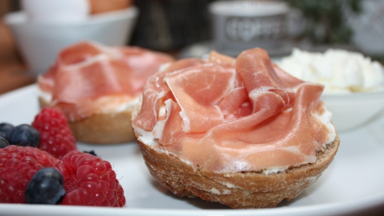 Petits pains garnis au fromage frais et au jambon de Parme