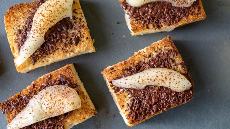 Brioche grillée accompagnée de chocolat Maracaibo râpé