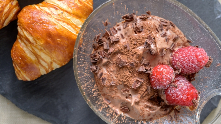 Croissants bretzel chauds accompagnés d’un dip au fromage frais et au chocolat