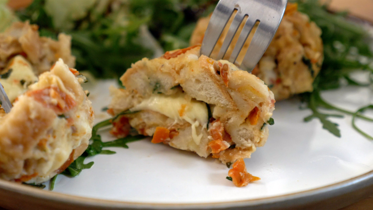 Knödel de pain aux tomates et à la mozzarella