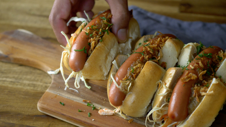 Hotdog au Coleslaw avec une sauce sucrée