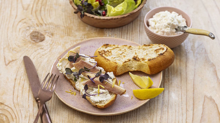 Pain avec sauce crémeuse ricotta-citron et filets de truite