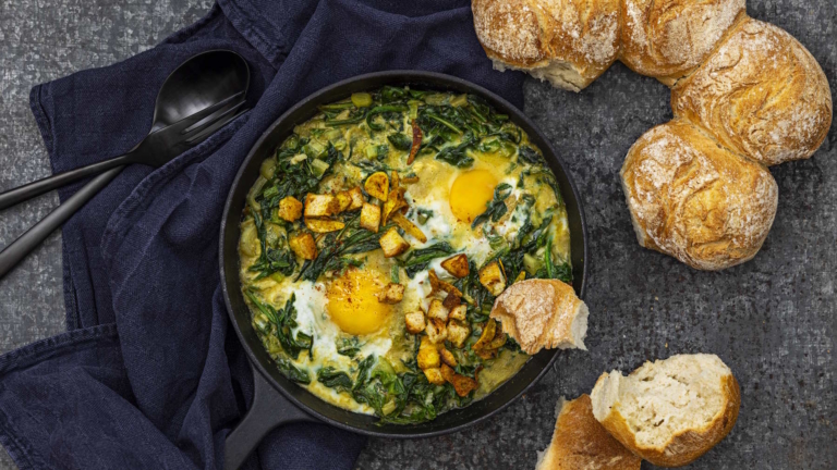 Chakchouka aux épinards et au pain